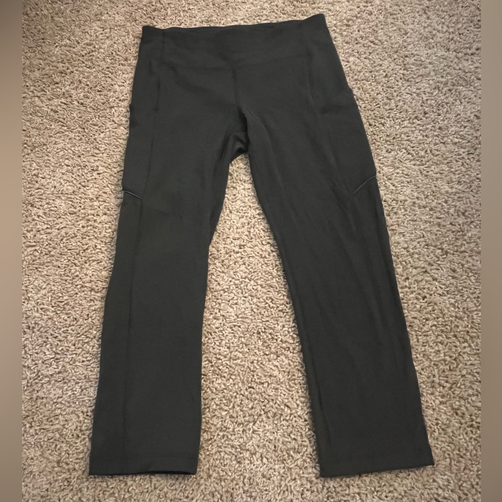 Lulu Lemon Wunder Under Cropped Size 6 army green with side pockets